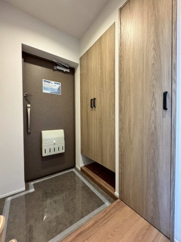 枚方三矢第一住宅壱号棟の玄関|シューズボックスが２か所にあり、靴の多い方にも安心の収納になっています。