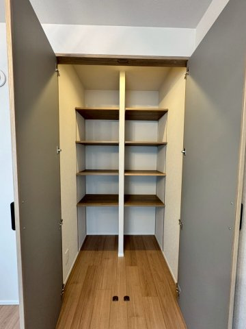 枚方三矢第一住宅壱号棟の収納|リビングにある収納スペースです。
棚付きで日用品を収納するのもおすすめ。