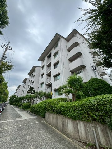 枚方三矢第一住宅壱号棟の外観|京阪本線「枚方公園」駅まで徒歩約19分です。