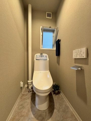 枚方三矢第一住宅壱号棟のトイレ|トイレも窓付きで自然換気可能です。