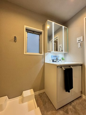 枚方三矢第一住宅壱号棟の独立洗面台|ドラム式の洗濯機も設置可能です。