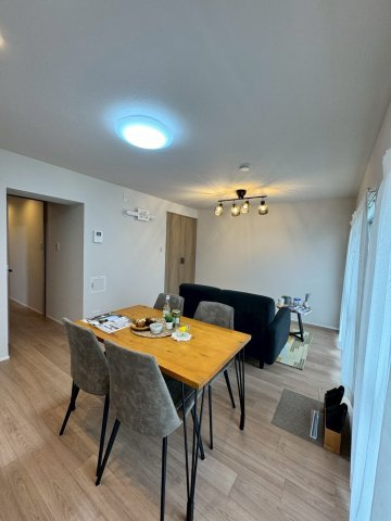 枚方三矢第一住宅壱号棟の居間・リビング|南向きバルコニーで陽当り・通風も良好です。