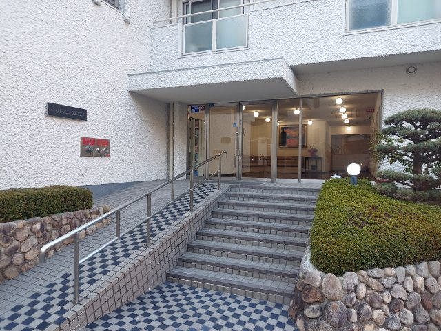 宝塚パインクレストのエントランス