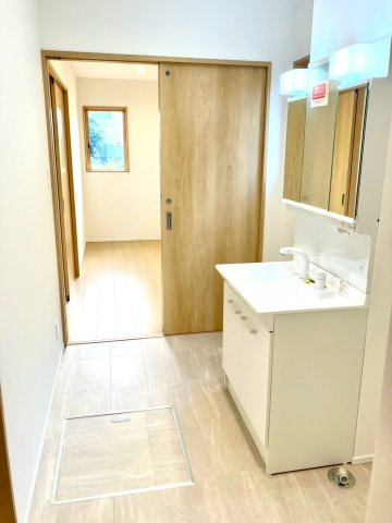 宇多津町平山　ゆとりのある２階建て新築戸建の独立洗面台