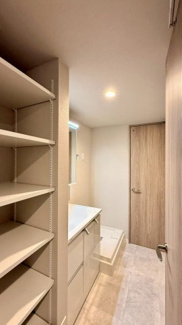 【内装】 | 宝塚パインクレスト | 洗面室収納付き