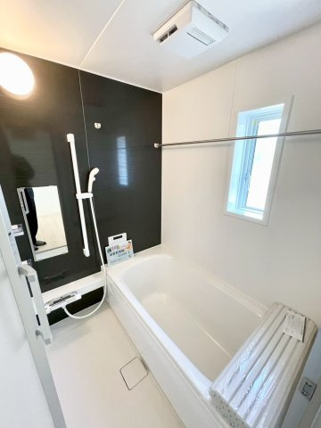 耐震等級３！ご成約プレゼント対象物件！の浴室|浴室乾燥機付きのお風呂です♪窓もあるので換気などもしっかりできます！！　３号棟
