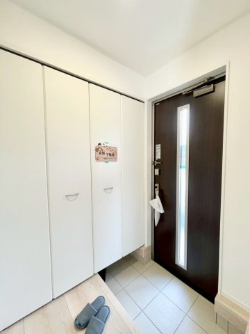 耐震等級３！ご成約プレゼント対象物件！の玄関|玄関には大容量のシューズボックスが付いているので毎日の靴選びも楽々です♪　３号棟