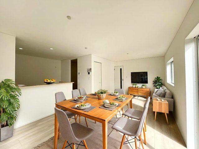 耐震等級３！ご成約プレゼント対象物件！の居間・リビング|大きな窓で日当たり良好♪広いリビングはご家族でゆっくりくつろぎたい方にオススメです！　２号棟　※ CGで家具を配置しています