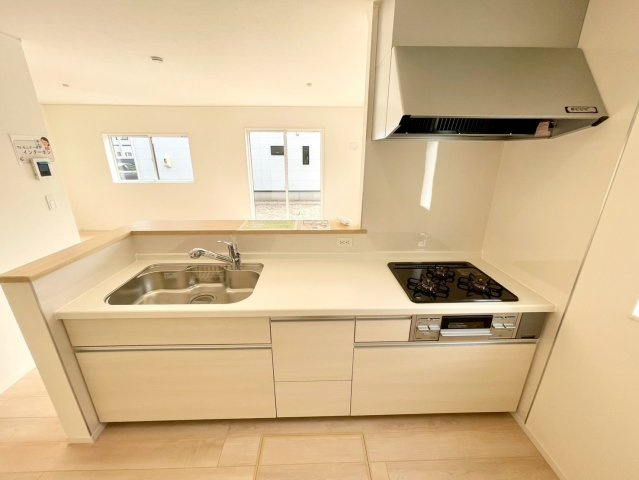 長野市松岡第３の居間・リビング|日当たり風通しともに良好！明るく朝を迎えられるつくりになっています♪