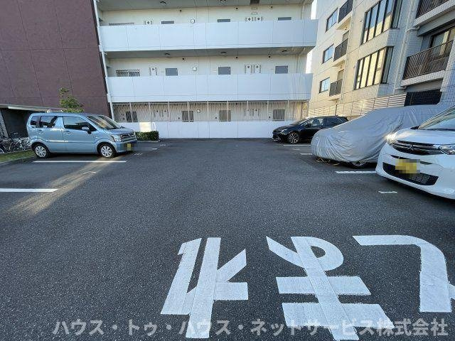 ベルフルール弐番館　の駐車場