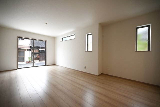 ハートフルタウン浜町新築一戸建て│2SLDK・3LDK+駐車1台可のダイニング|リビングダイニングが長方形に近い設計で、一体的に活用できるため、食事の時以外にもダイニングテーブルで寛ぎながらご家族やご友人方とのお時間を過ごすことが出来ます。