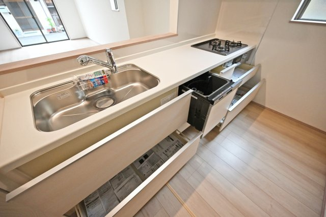 ハートフルタウン浜町新築一戸建て│2SLDK・3LDK+駐車1台可のキッチン|ワークトップは十分な広さがあるW2550タイプ。調理台下いっぱいに収納を設け、包丁のホルダーや調味料専用の引き出しも備えています。本分譲地は食洗機付です。