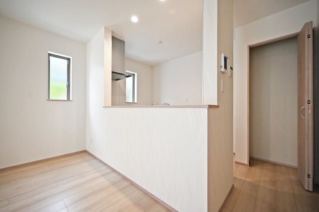 ハートフルタウン浜町新築一戸建て│2SLDK・3LDK+駐車1台可のキッチン|コンロ前袖壁付カウンター造作のキッチンです。上部にはダウンライトを採用し、作業性を確保。
収納庫付きで掃除用品や日用品等、幅広く収納して頂けます。