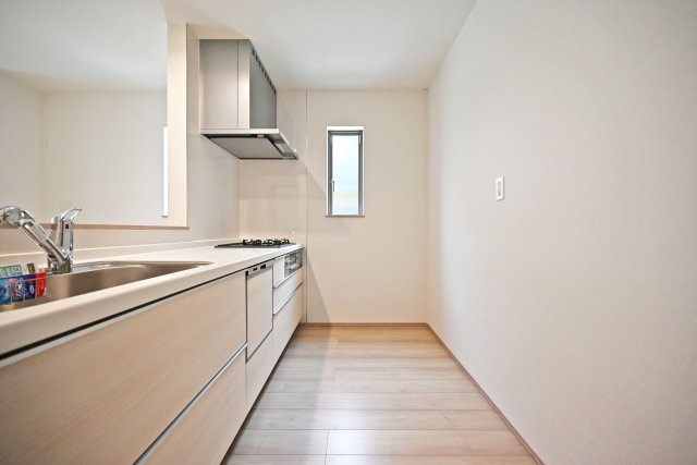 ハートフルタウン浜町新築一戸建て│2SLDK・3LDK+駐車1台可のキッチン|1階キッチンにはお好みのカップボードや500L以上の家庭用冷蔵庫を配置しても作業スペースが十分に確保できる広さと奥行で設計しています。