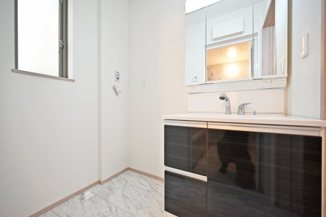 ハートフルタウン浜町新築一戸建て│2SLDK・3LDK+駐車1台可の独立洗面台|1階洗面台は3面鏡裏収納付きのドレッサーを採用しています。小窓も設けているため、電気乾燥機等によりこもる湿気もしっかり排出できます。