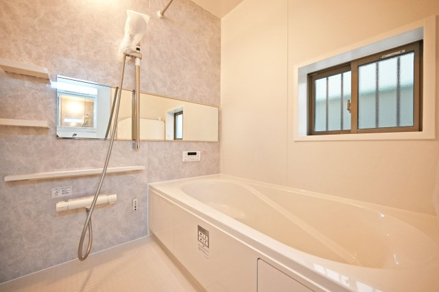 ハートフルタウン浜町新築一戸建て│2SLDK・3LDK+駐車1台可の浴室|1階浴室の内観写真です。浴室暖房乾燥機付きのユニットバス。小窓付きで広々としており、1日の疲れをしっかり癒せる空間となっております。