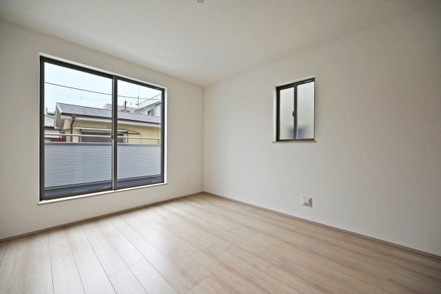 ハートフルタウン浜町新築一戸建て│2SLDK・3LDK+駐車1台可の洋室|2階主寝室想定に入ってすぐの内観写真です。 2面採光の為、採光通風ともに良好です。