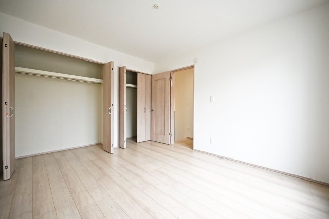 ハートフルタウン浜町新築一戸建て│2SLDK・3LDK+駐車1台可の洋室|-主寝室(2F)- 各居室、収納庫内には枕棚とハンガーレールを配置しています。 限られた収納スペースでもすっきりと片付けることが出来ます。