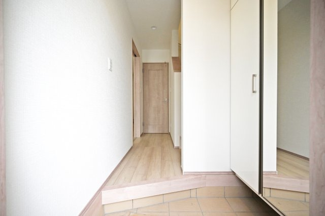 ハートフルタウン浜町新築一戸建て│2SLDK・3LDK+駐車1台可の玄関|1階玄関に入ってすぐの内観写真です。 上部まで収納があるシューズBOX付き。 毎日使う玄関回りも常に片付いた状態を維持できそうです。