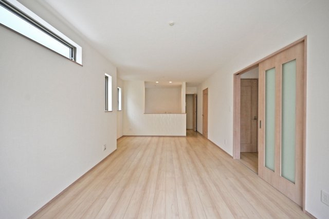 ハートフルタウン浜町新築一戸建て│2SLDK・3LDK+駐車1台可の居間・リビング|1階LDKをリビング側から正面に撮影した内観写真です。LDKは約16.6帖でゆとりある広さです。インテリア配置に困らない間取り設計に加え、お子様のいる世帯に必要な部屋数を備えた物件です。