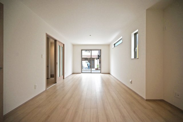 ハートフルタウン浜町新築一戸建て│2SLDK・3LDK+駐車1台可の居間・リビング|1階LDKをキッチン側から正面撮影した内観写真です 。広さは約16.6帖で未就学児も含む4人家族がゆとりをもって過ごすには十分の1棟です。