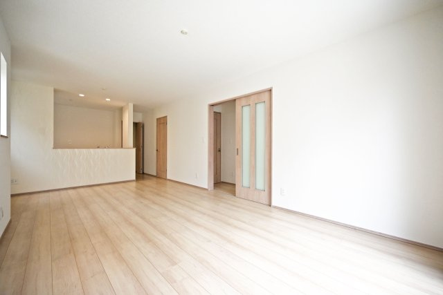 ハートフルタウン浜町新築一戸建て│2SLDK・3LDK+駐車1台可の居間・リビング|1階LDKをダイニング側から撮影した内観写真です。ナチュラルテイストな内装はどんな家具も合わせやすく、お好みのインテリアコーディネートをお楽しみいただけます。