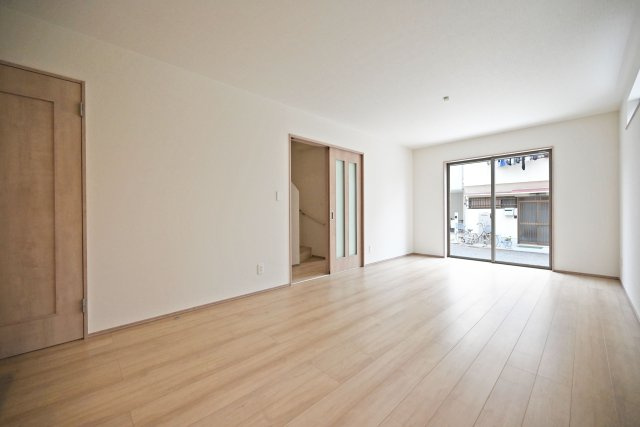 ハートフルタウン浜町新築一戸建て│2SLDK・3LDK+駐車1台可の居間・リビング|1階LDK内観写真です。奥行きがある縦長リビングなので、収納や家具の配置、インテリアコーディネートがしやすいです。