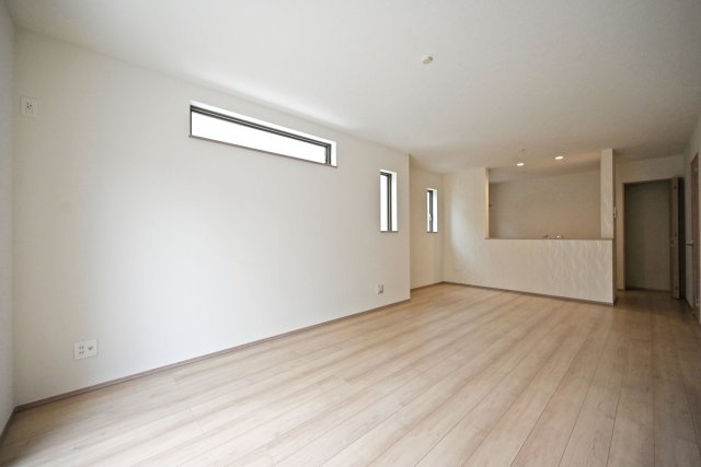 ハートフルタウン浜町新築一戸建て│2SLDK・3LDK+駐車1台可の居間・リビング|キッチンは対面式ながらカウンタータイプの為手元を隠しながら調理とコミュニケーションの両立が可能。実用性と意匠性を兼ね備えたLDKに仕上がりました。キッチンからの配膳効率も良いのが魅力です。