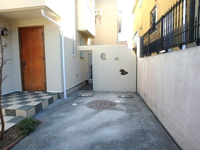 【駐車場】 | 玉川学園2丁目住宅貸家 | いつでも目の届く敷地内に駐車場があります♪お車をお持ちのファミリーさんにオススメです☆