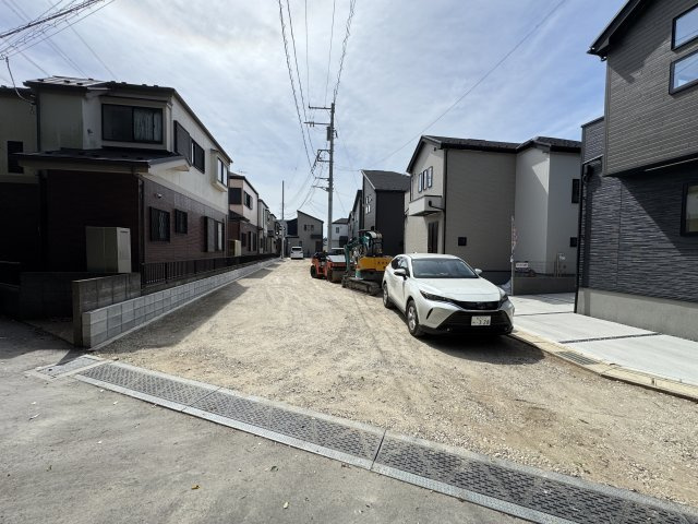 柏市花野井新築戸建（花野井13期）の前面道路含む現地写真|東側前面道路（舗装工事予定）