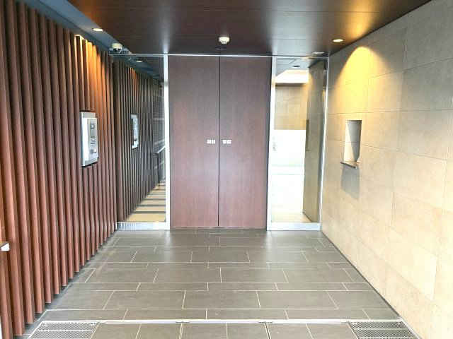 プラウド横濱白楽ディアージュのエントランス