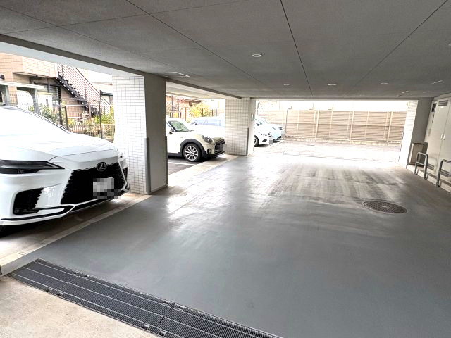 プラウド横濱白楽ディアージュの駐車場