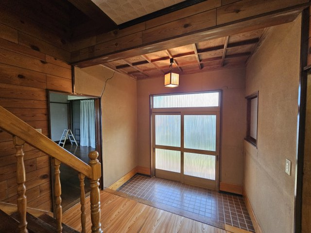 辻中古戸建ての玄関|明るい玄関です