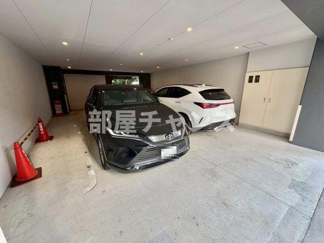 RESIDENCE DRACAENAの駐車場