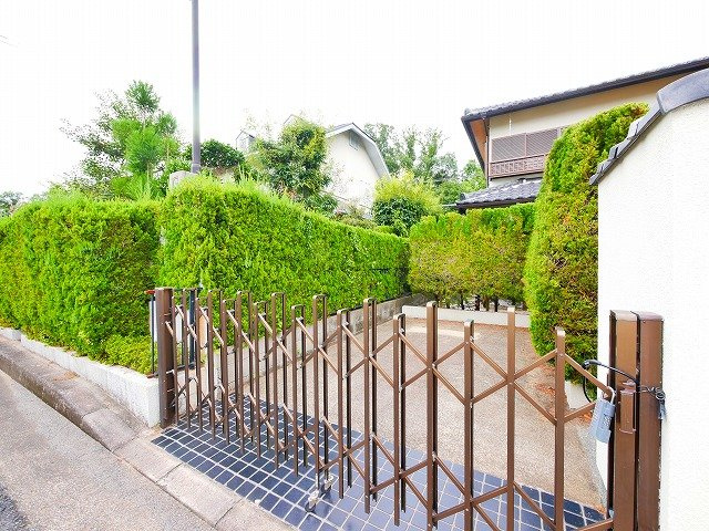 佐保台２丁目戸建の駐車場