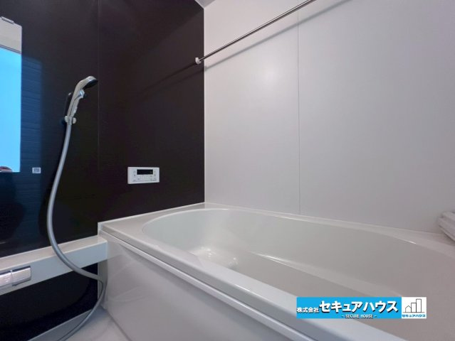 【今からご案内可能】刈谷市中手町二丁目　全2棟　の浴室|【浴室】
◆アクセントパネルで落ち着きのある雰囲気を演出します。毎日の疲れを癒やすバスタイムをお楽しみ下さい！
◆窓付きでカビの繁殖を抑える効果があります。また、空間を明るく広く見せる効果もあります。