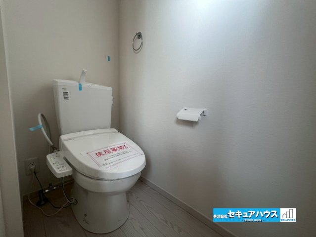 【今からご案内可能】刈谷市中手町二丁目　全2棟　のトイレ|【高機能トイレ】
◆高機能トイレの多くは便器のフタの開閉が自動であり、使用後に手動で水を流す面倒もなく非常に便利です。スタイリッシュな見た目で、お掃除しやすく、節水効果が高いです。　　　　　　　　　　