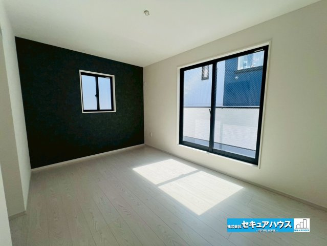 【今からご案内可能】刈谷市中手町二丁目　全2棟　の洋室|【洋室】
◆アクセントクロスを使用することでオシャレに仕上げました。
◆2面の窓から採光を取り入れるため陽当たり良好な洋室です♪　　　　　　　　　　　　　　　　　　　　　　　　　　　　　　　　　　　　