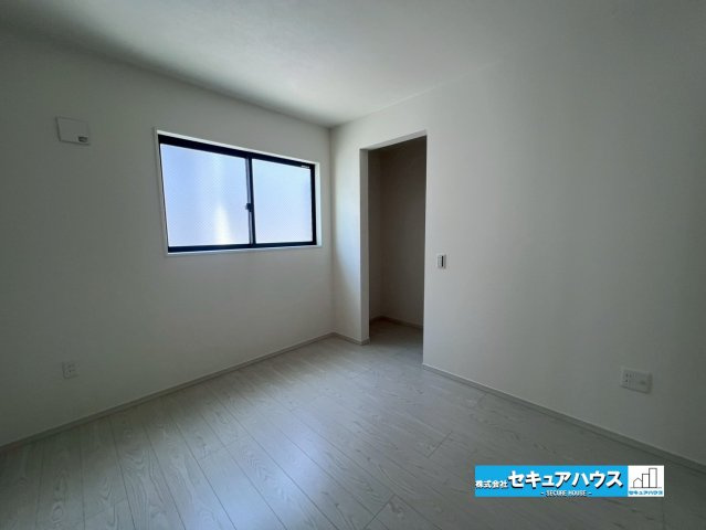 【今からご案内可能】刈谷市中手町二丁目　全2棟　の洋室|【洋室】
◆広々とした居住空間は日々の暮らしを彩り、心のやすらぎと満足感を与えてくれます。通風と採光を考慮した設計は子供たちはのびのび育ち、家族でくつろぎと団らんを生み出します。　　　　　　　　　　　