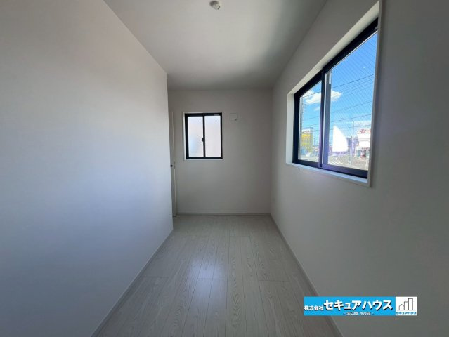 【今からご案内可能】刈谷市中手町二丁目　全2棟　の洋室|【洋室】
◆家族一人ひとりの大切なプライベート空間。趣味に合わせて使って頂けるようシンプルに仕上げてあります。暮らし心地を大きく左右する収納を、適材適所に配置し使い勝手を考慮しました。　