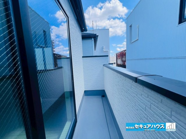 【今からご案内可能】刈谷市中手町二丁目　全2棟　のバルコニー|【バルコニー】
◆見晴らしもよく、太陽の温かな温もりをめいっぱい受け止めてくれます。
太陽の光と爽やかな風を受けたお洗濯物はあっという間に乾き、取りこむ時には太陽の匂いを感じられそうですね。　　　　　
