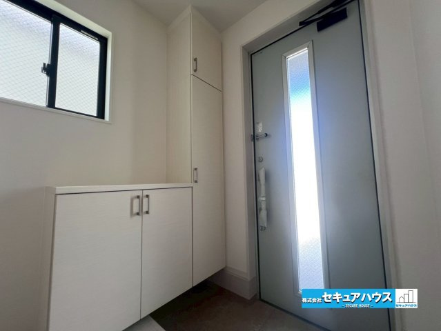 【今からご案内可能】刈谷市中手町二丁目　全2棟　の玄関|【玄関】
◆光が差し込み明るいです。気分も晴れやかになりますね。
◆玄関には、収納力のあるシューズボックスがございます。玄関まわりがすっきり片付きます。
◆ダブルロックキーで防犯面も安心です。　　　　