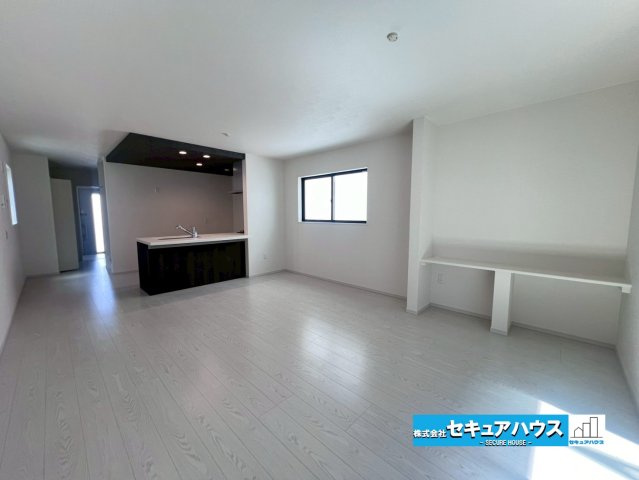 【今からご案内可能】刈谷市中手町二丁目　全2棟　の居間・リビング|【LDK】
◆家族揃ってリビングで過ごすお休みの日が、楽しみになる場所となることでしょう。
対面式のオープンキッチンは、家事をしながら家族の様子が一目でわかる安心＆便利設備♪