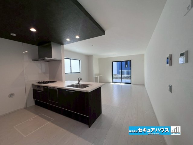 【今からご案内可能】刈谷市中手町二丁目　全2棟　の居間・リビング|【LDK】
◆大きな窓からは採光を沢山取り入れ明るいリビングです。
◆カウンター付きのリビングのため宿題やリモートワークをすることもできます！　　　　　　　　　　　　　　　　　　　　　　　　　　　　　