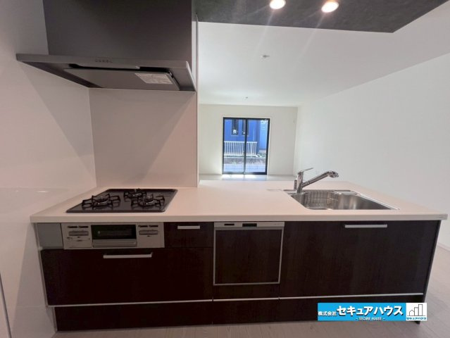 【今からご案内可能】刈谷市中手町二丁目　全2棟　のキッチン|【広々キッチンスペース】
◆同時にたくさんの料理が調理できる3口コンロ。「焼く・蒸す・煮る」の工程を同時進行で進めることができるので、料理を素早く作ることができます。育児でバタバタ忙しいママに嬉しい♪