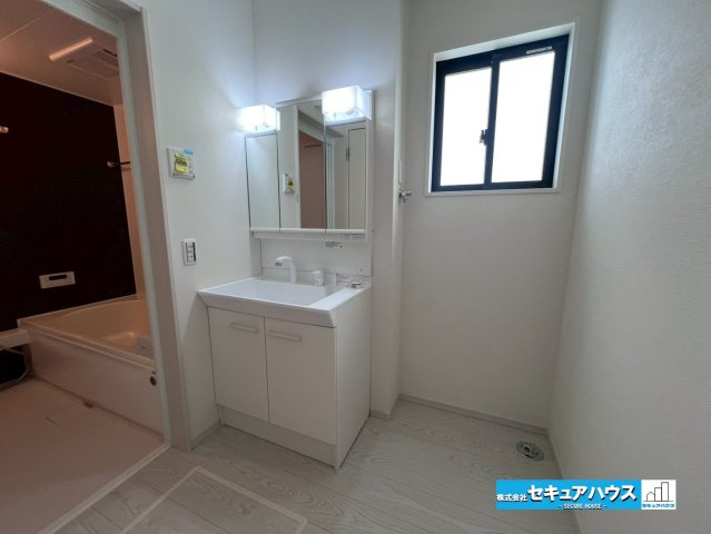 【今からご案内可能】刈谷市中手町二丁目　全2棟　の独立洗面台|【独立洗面化粧台】
良く通勤通学に向かえそうですね！鏡の裏にはたっぷりと収納スペースを標準装備！
◆電源を付属しているのでドライヤーなど利用できます。