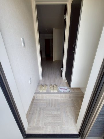 【玄関】 | ※同タイプの写真となります。