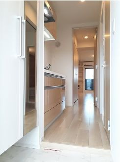 クラール　ミッテの玄関|★玄関にトールタイプのシューズボックスを設置しています。姿鏡付きです。★