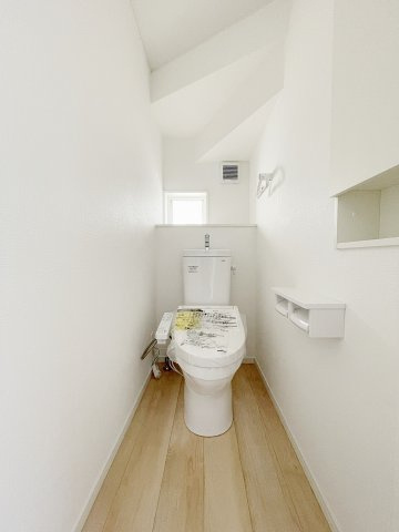 新築戸建・新築建売　柴田町船岡字上大原【耐震+制震】東船岡小・船岡中のトイレ|階段下のデッドスペースを利用した1階トイレ！窓付きなのも嬉しいです！