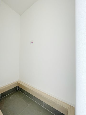新築戸建・新築建売　柴田町船岡字上大原【耐震+制震】東船岡小・船岡中の玄関|玄関にはシューズインクローゼット付き！ベビーカーやタイヤなどを室内収納できます！
